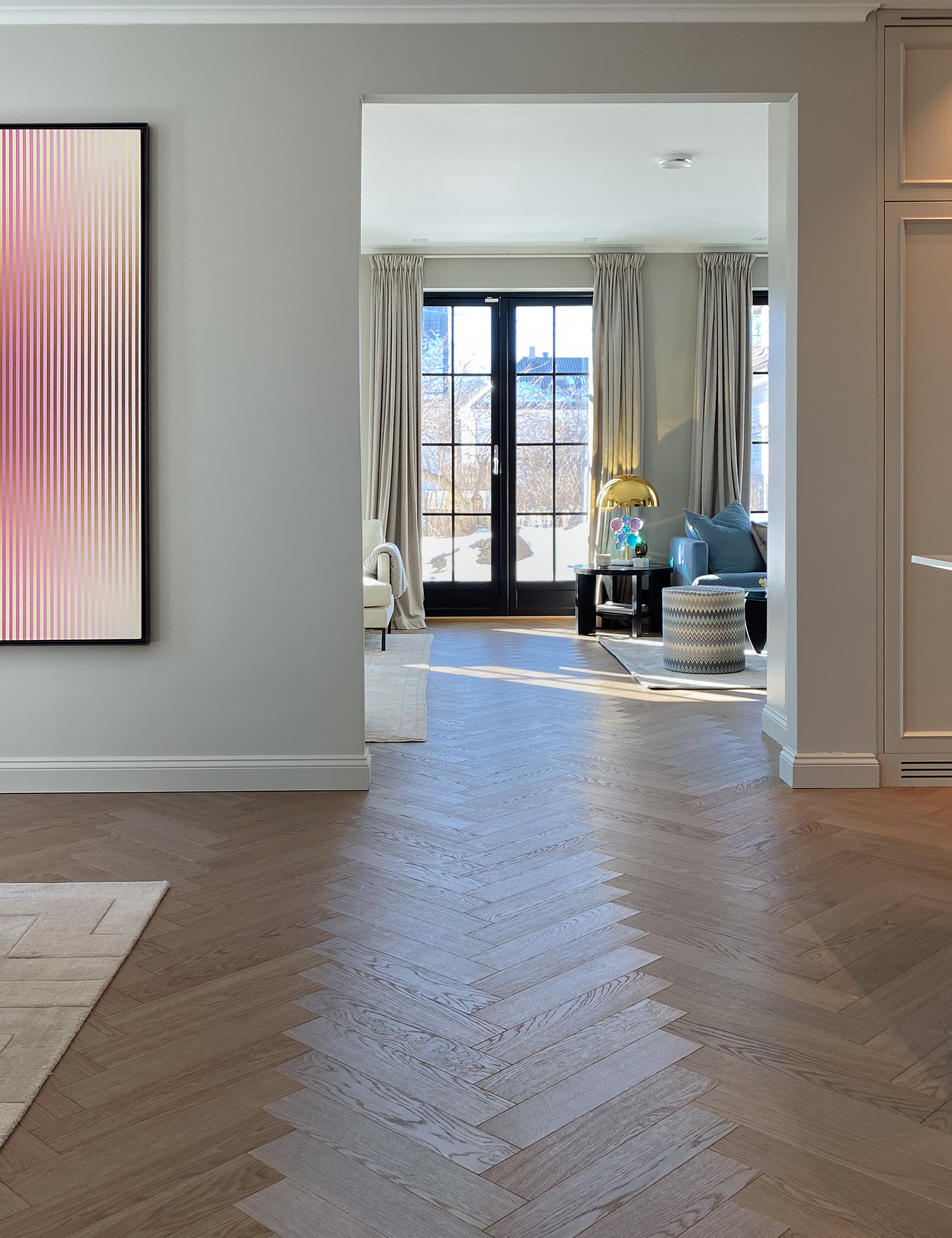 Varmt brunt fiskebensparkett i eik i klassisk bolig.