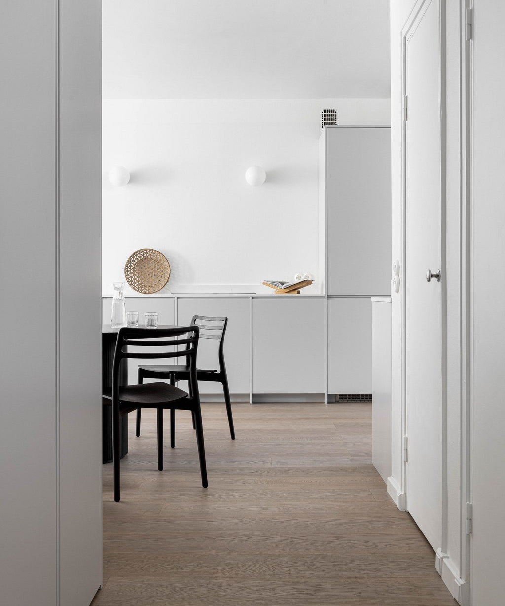 Enstavsparkett i lys eik i moderne gang