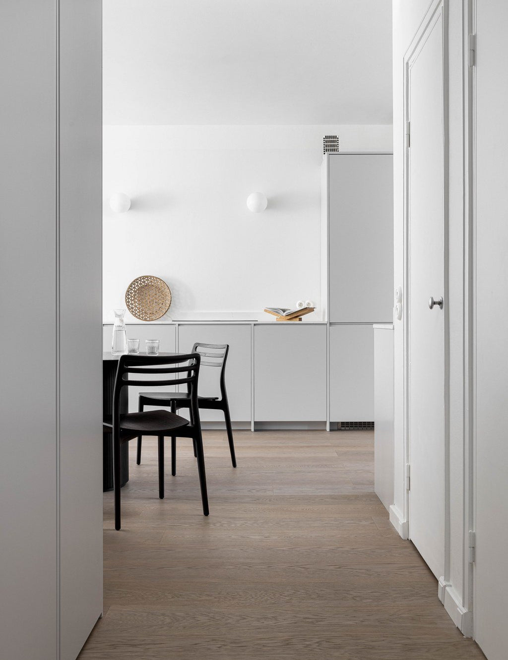 Enstavsparkett i lys eik i moderne gang