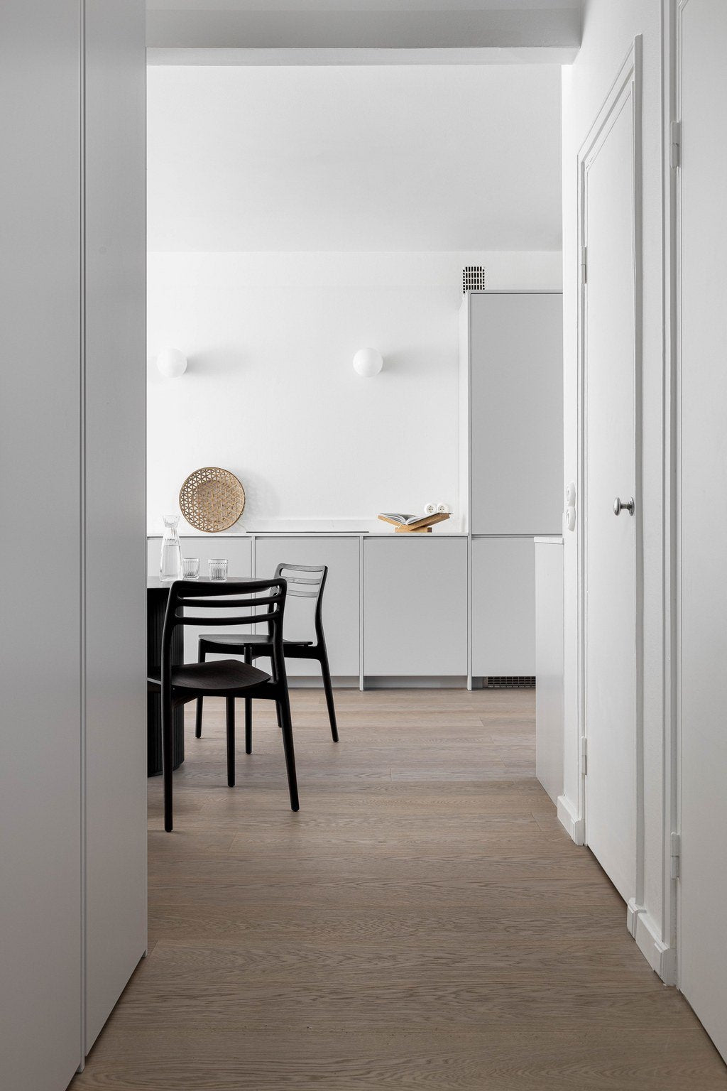 Enstavsparkett i lys eik i moderne gang