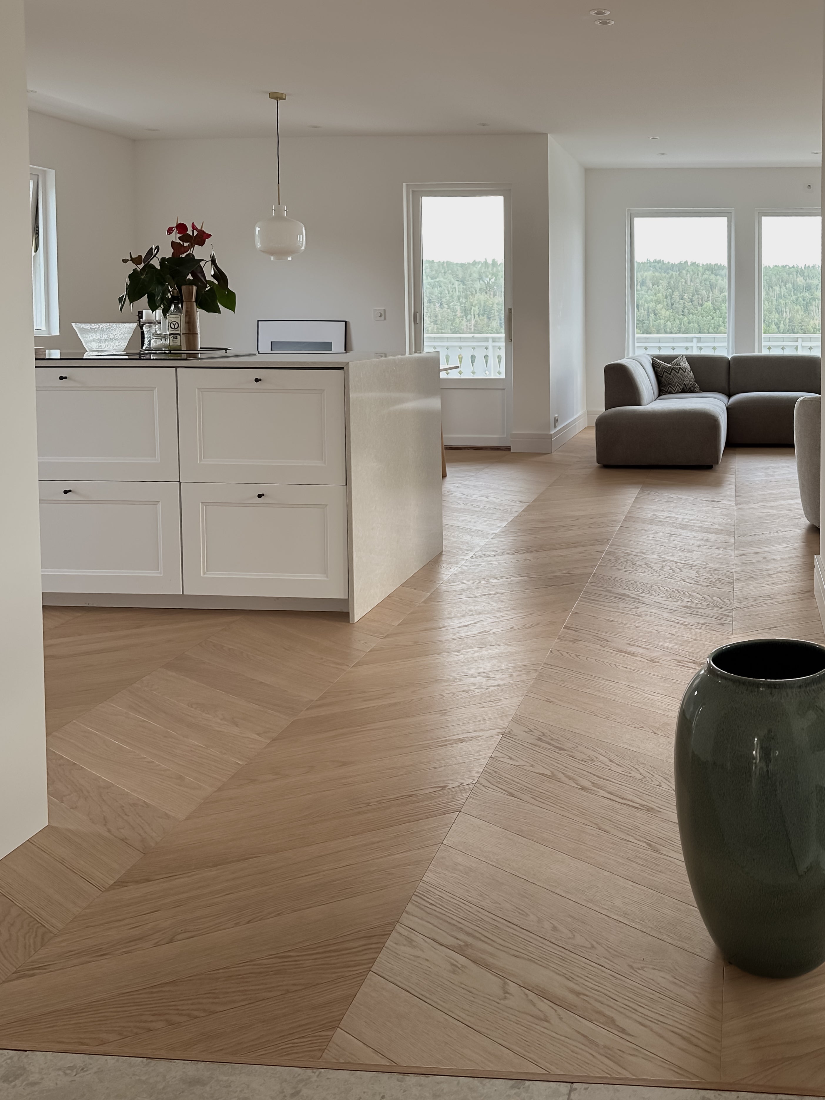 Eik Chevron parkett i moderne lyst kjøkken