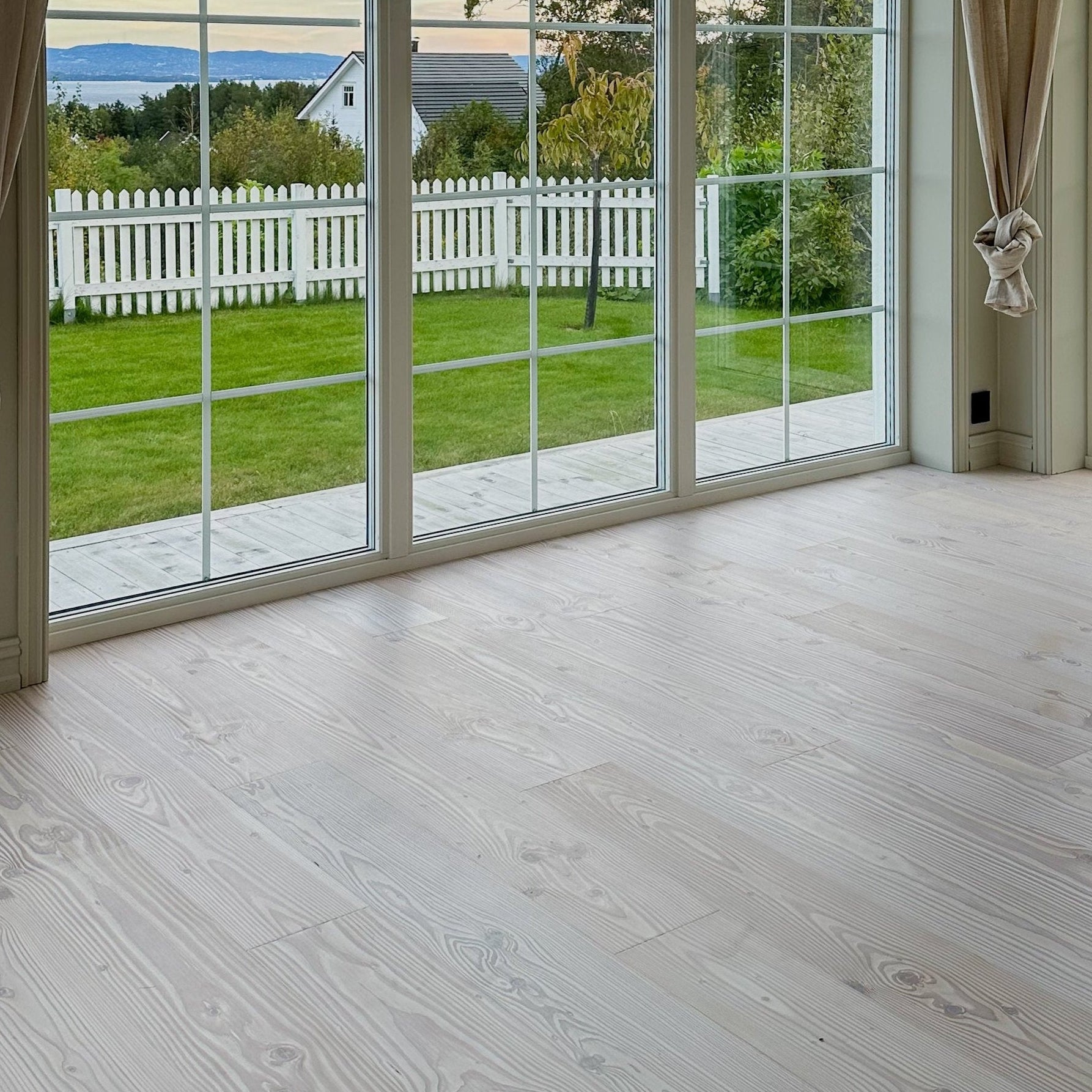 Lys og naturlig enstavsparkett i douglasgran i klassisk villa