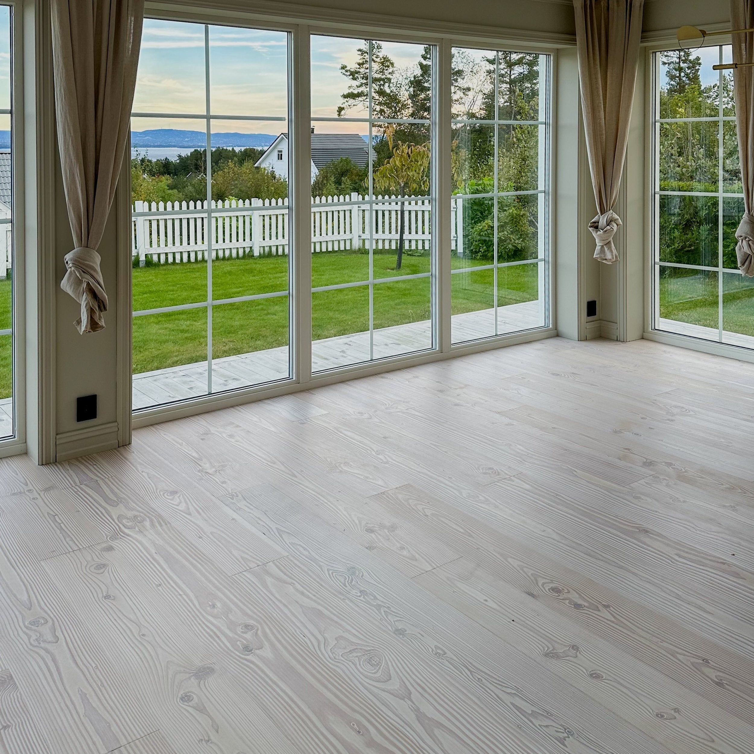 Lys og naturlig enstavsparkett i douglasgran i klassisk villa