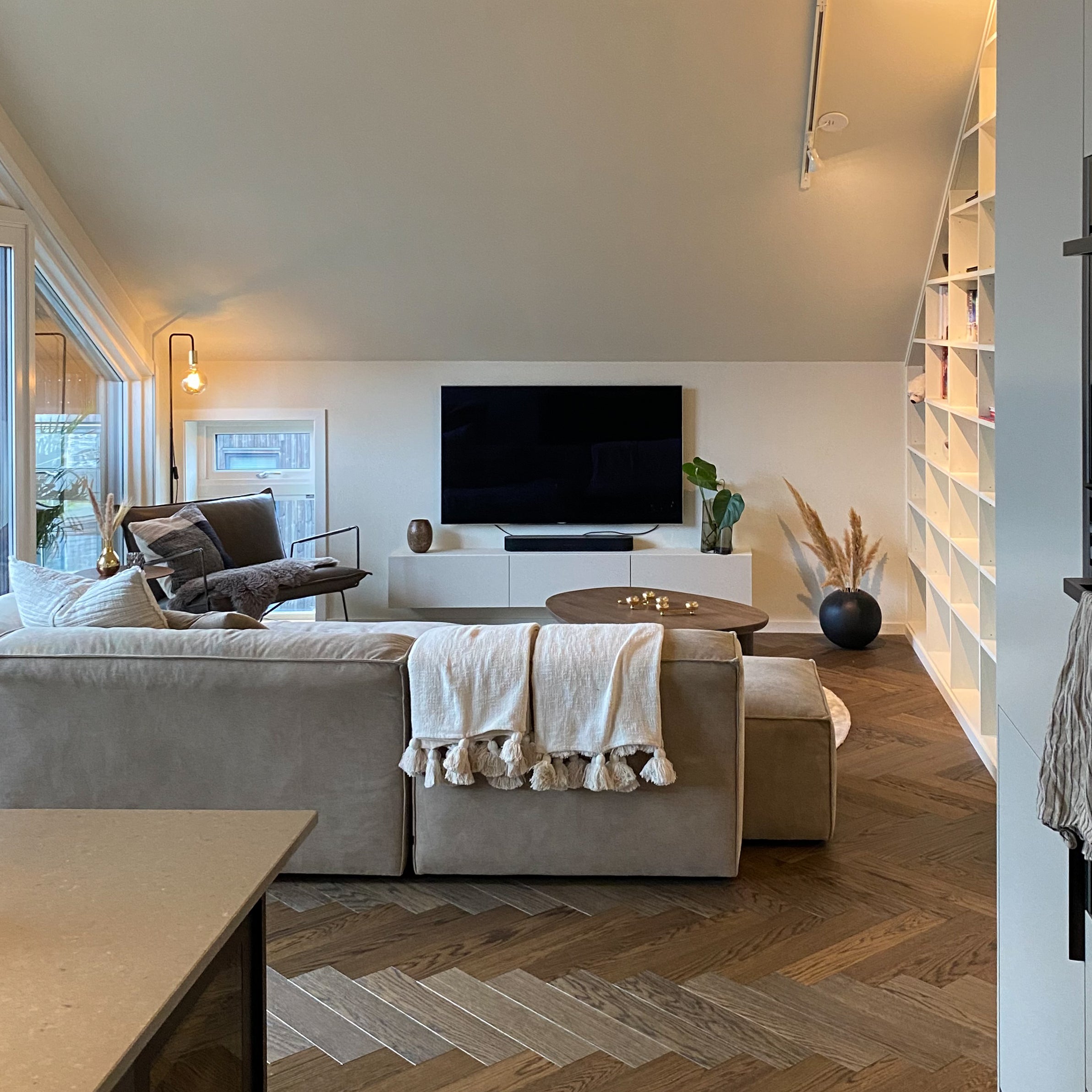 Mørkebrun fiskebensparkett i en leilighet i Oslo.