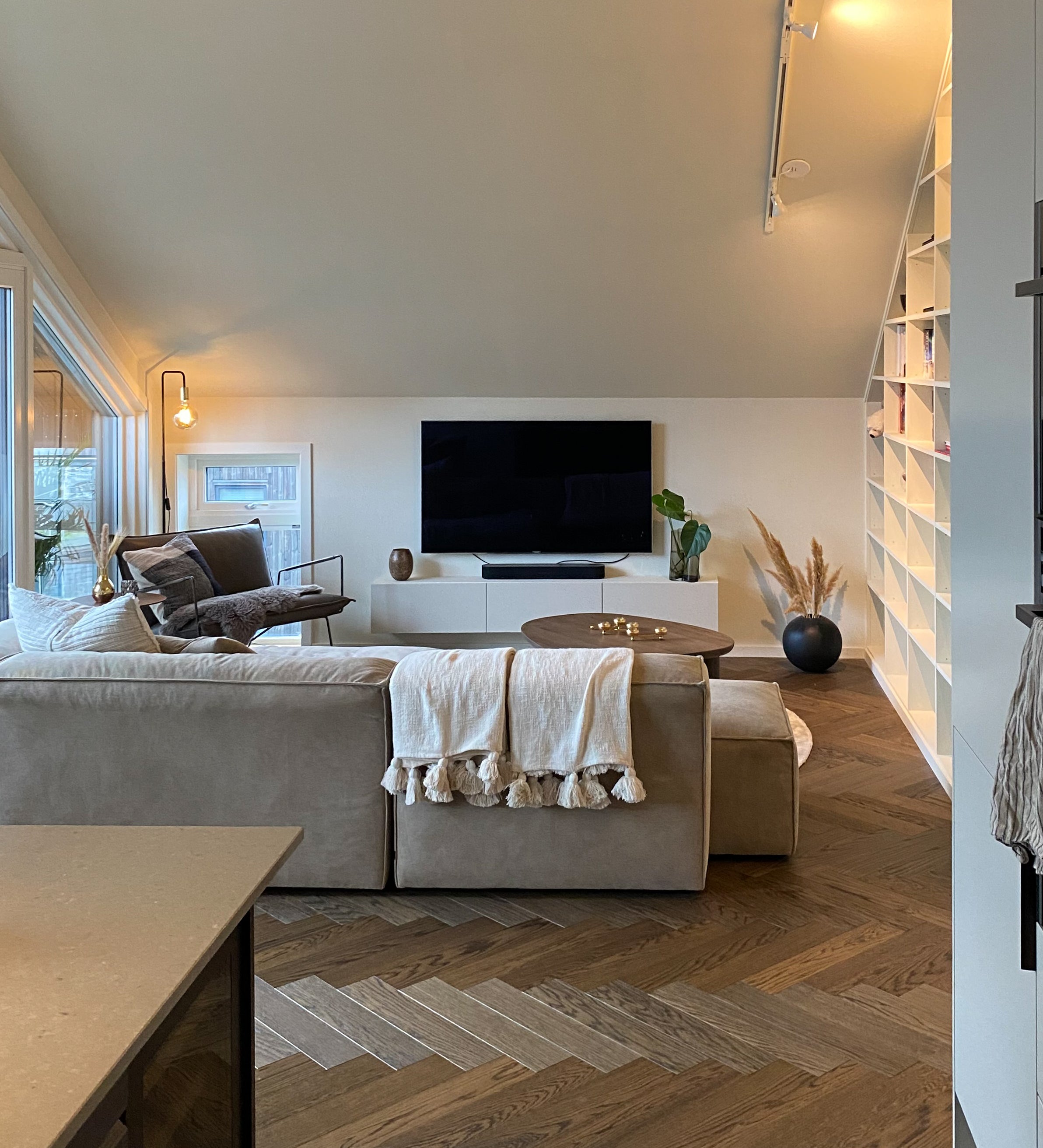 Mørkebrun fiskebensparkett i en leilighet i Oslo.