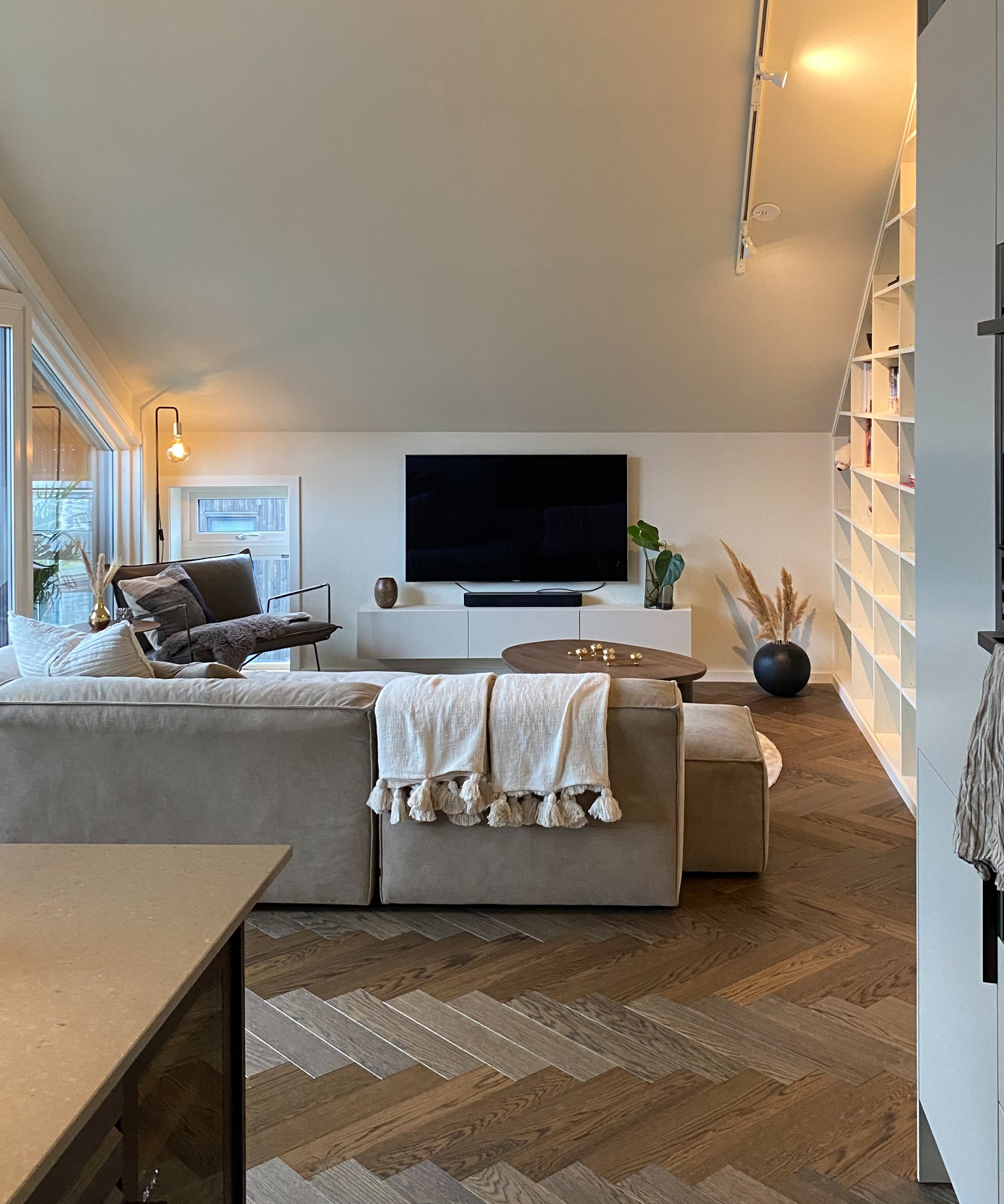 Mørkebrun fiskebensparkett i en leilighet i Oslo.