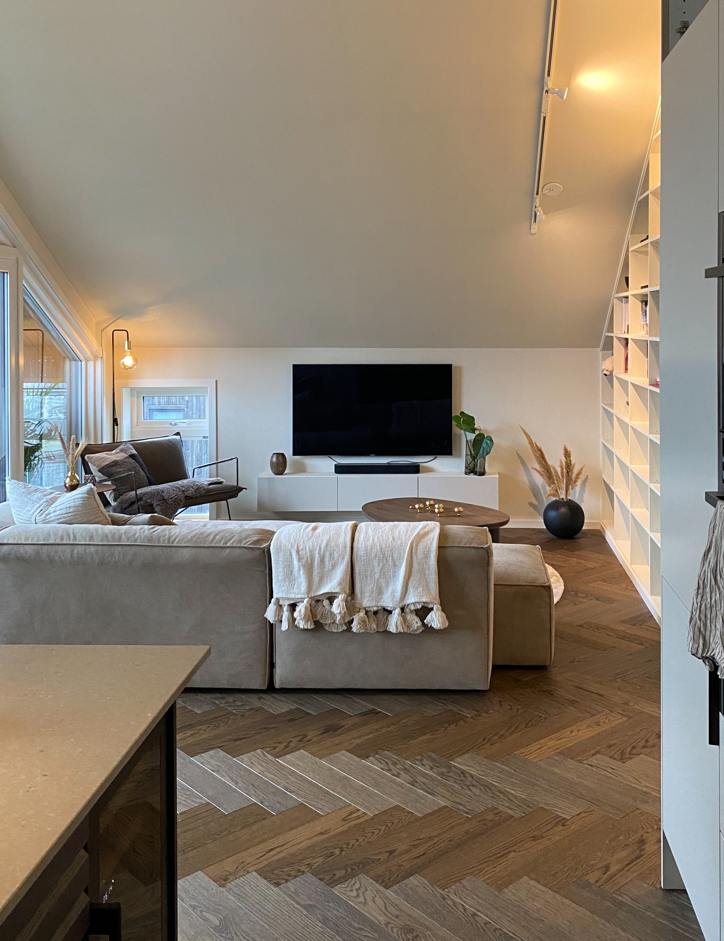 Mørkebrun fiskebensparkett i en leilighet i Oslo.