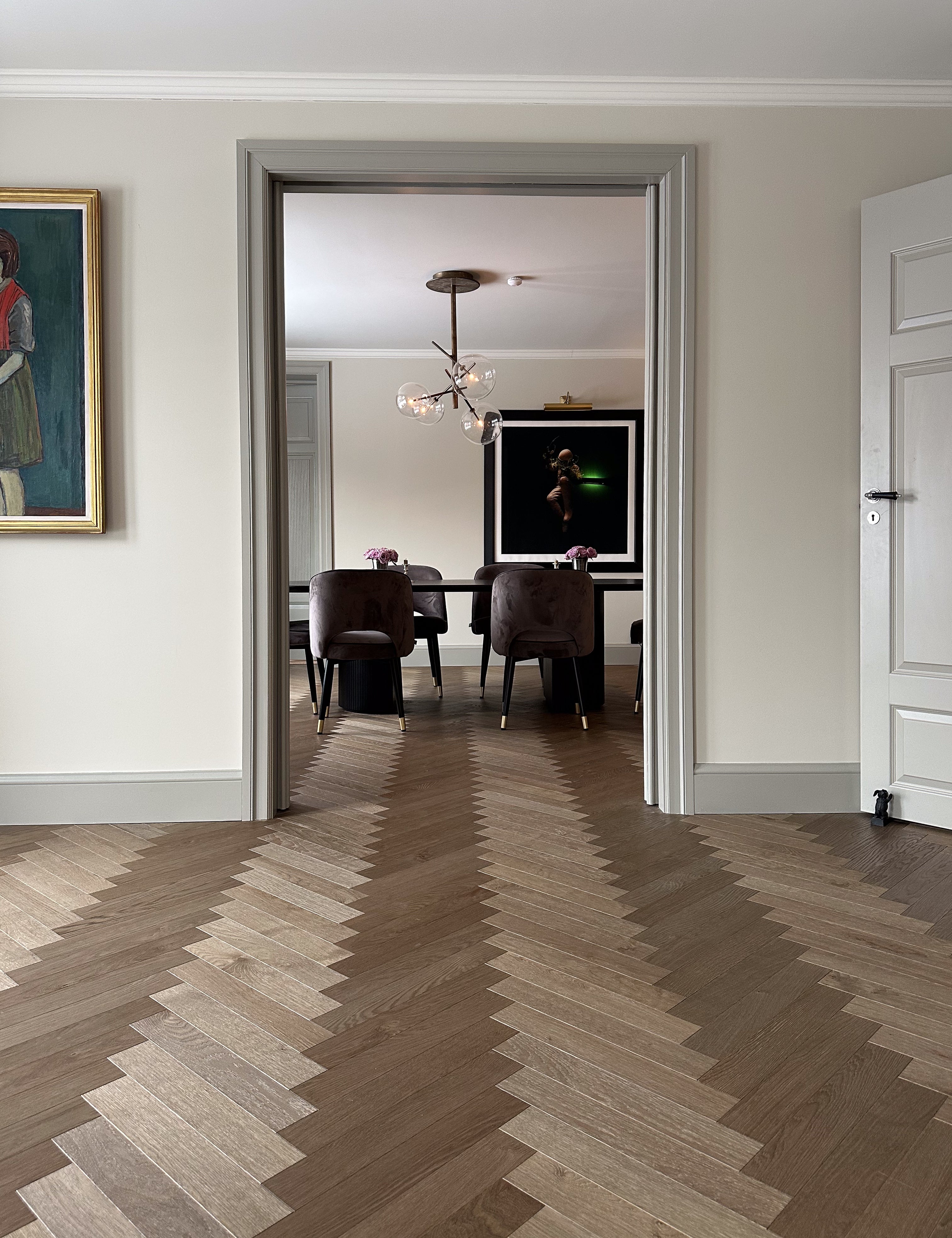 Fiskebensparkett uten terskel mellom stue og kjøkken