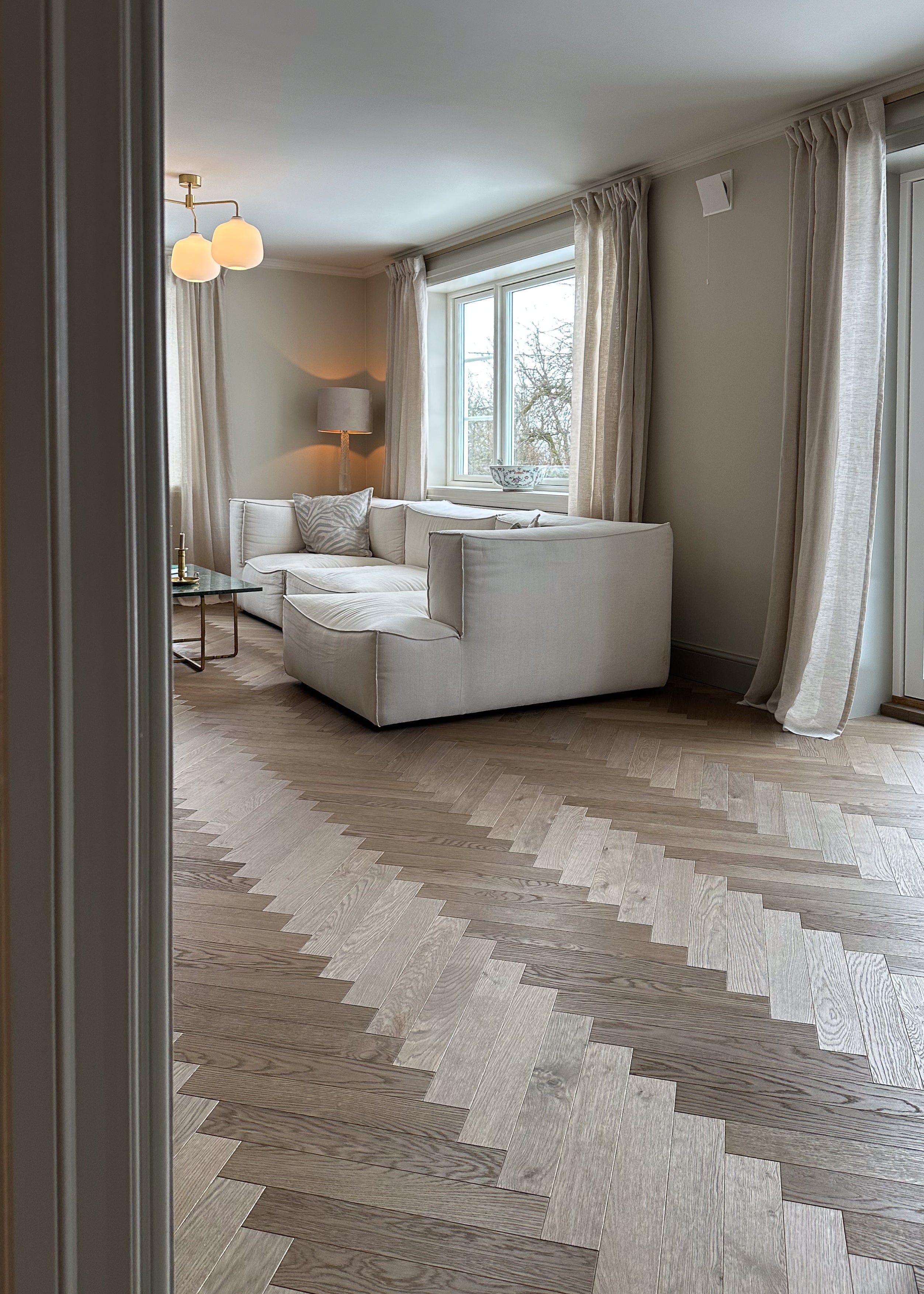 Eik fiskebensparkett i moderne stue