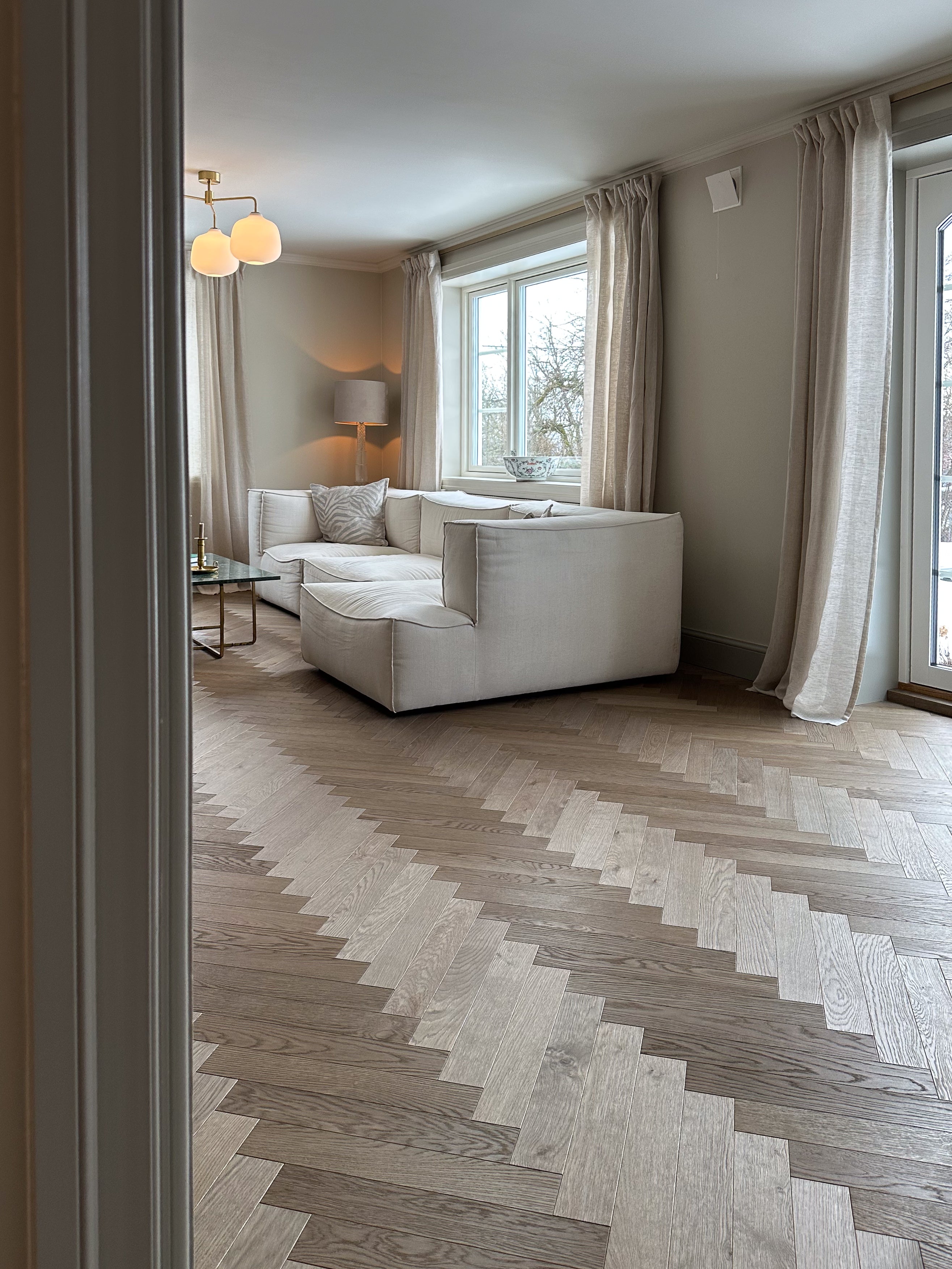 Eik fiskebensparkett i moderne stue