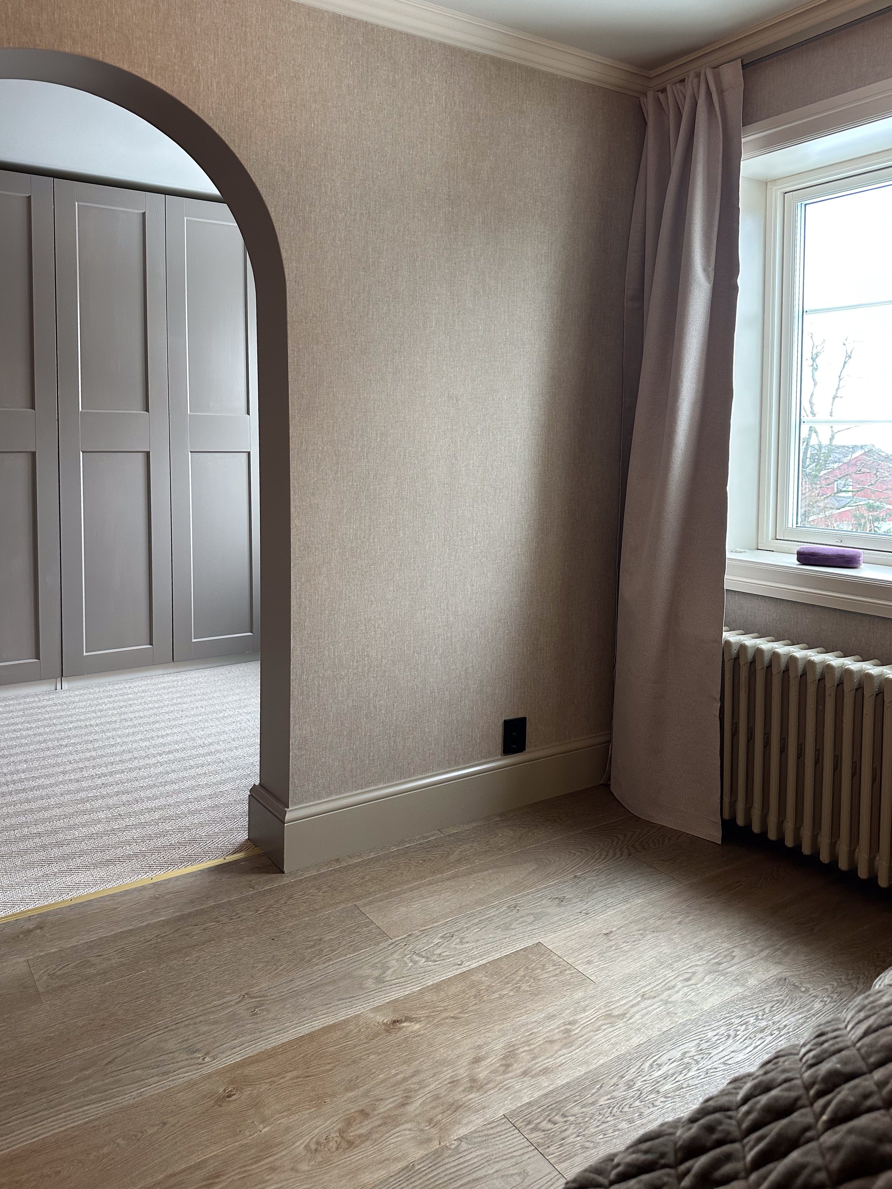 Bred enstavsparkett i soverom