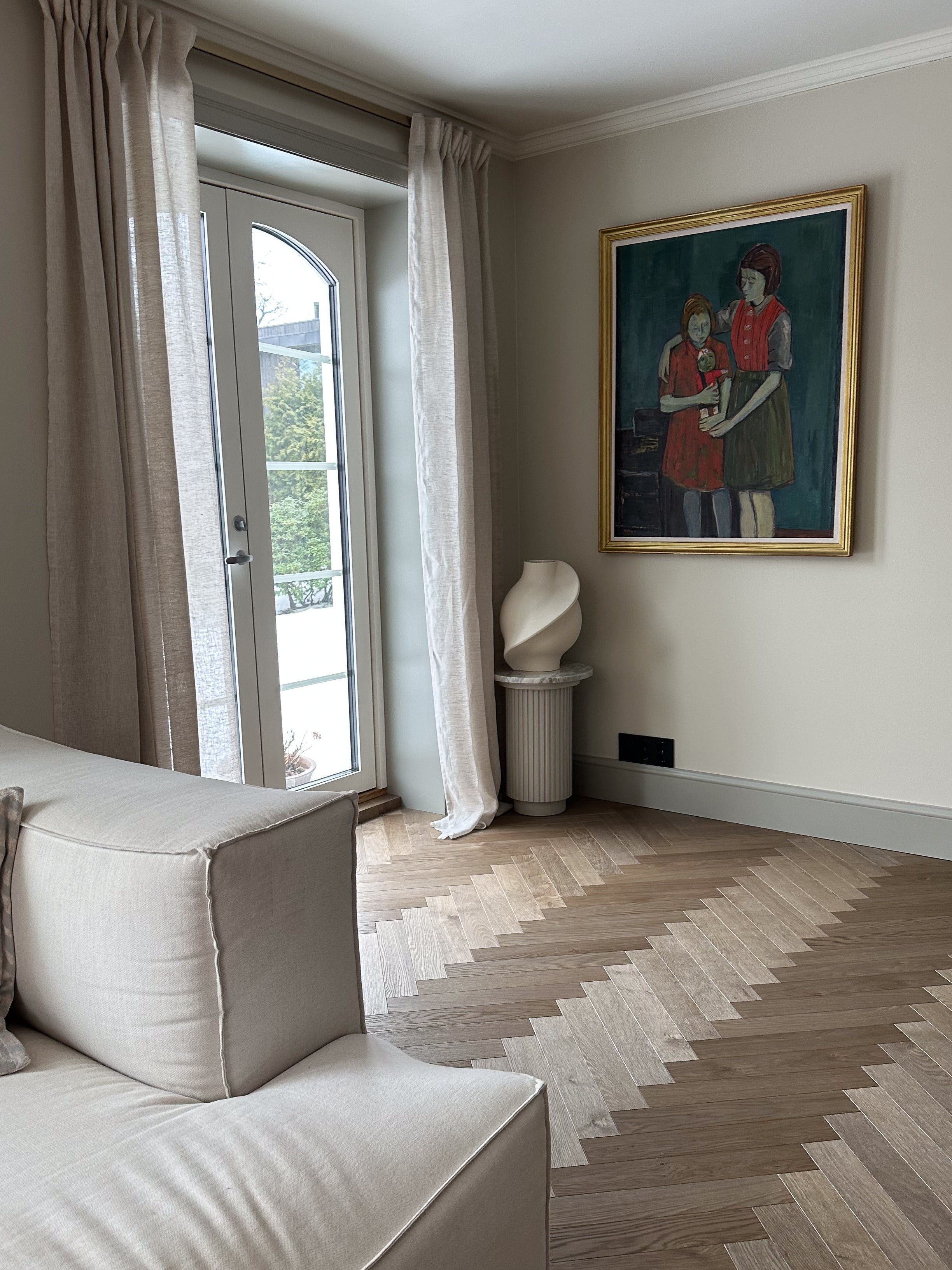 mørk fiskebensparkett i eik