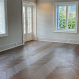 Mørk fiskebensparkett i eik i klassisk bolig