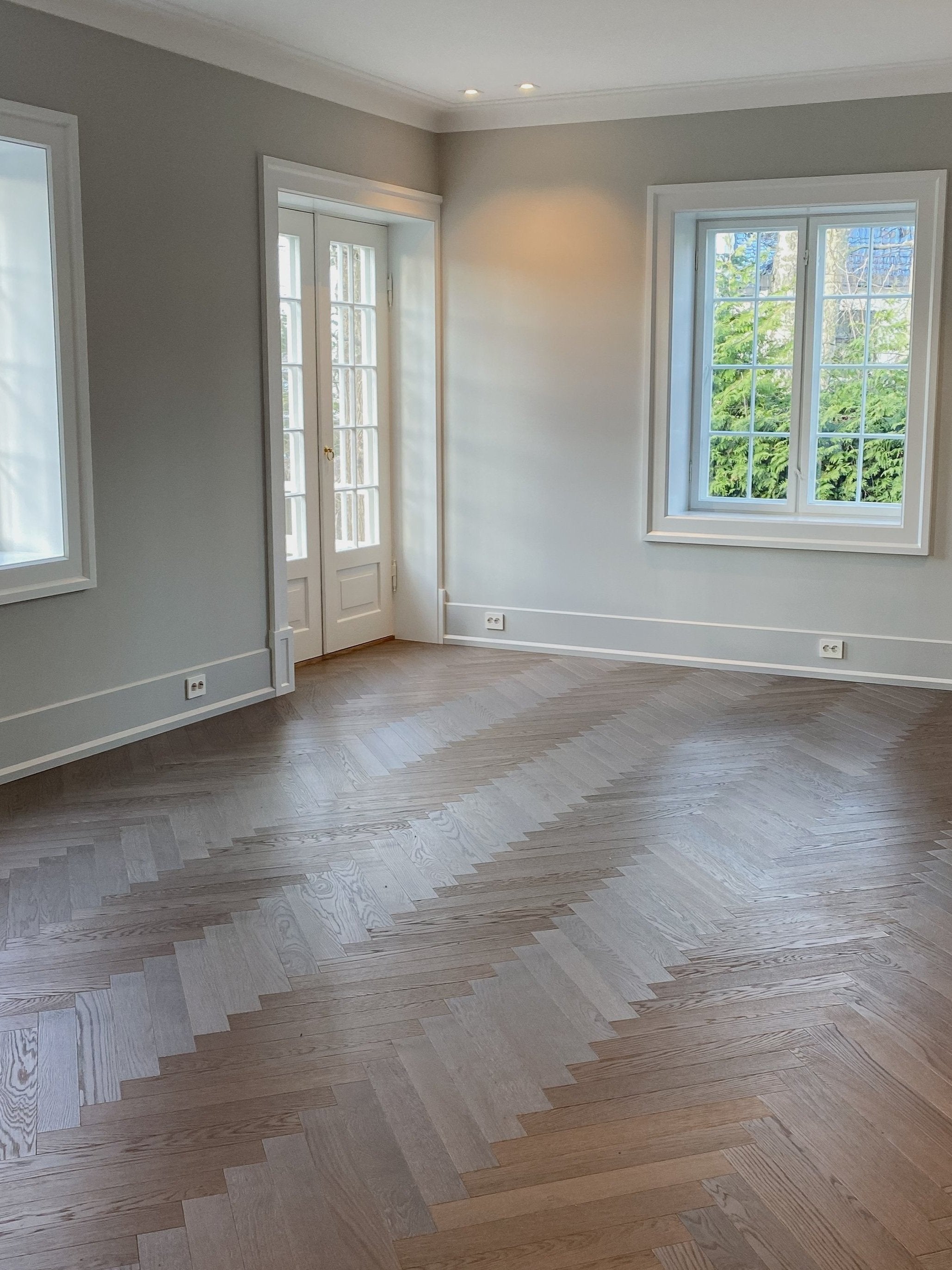 Mørk fiskebensparkett i eik i klassisk bolig