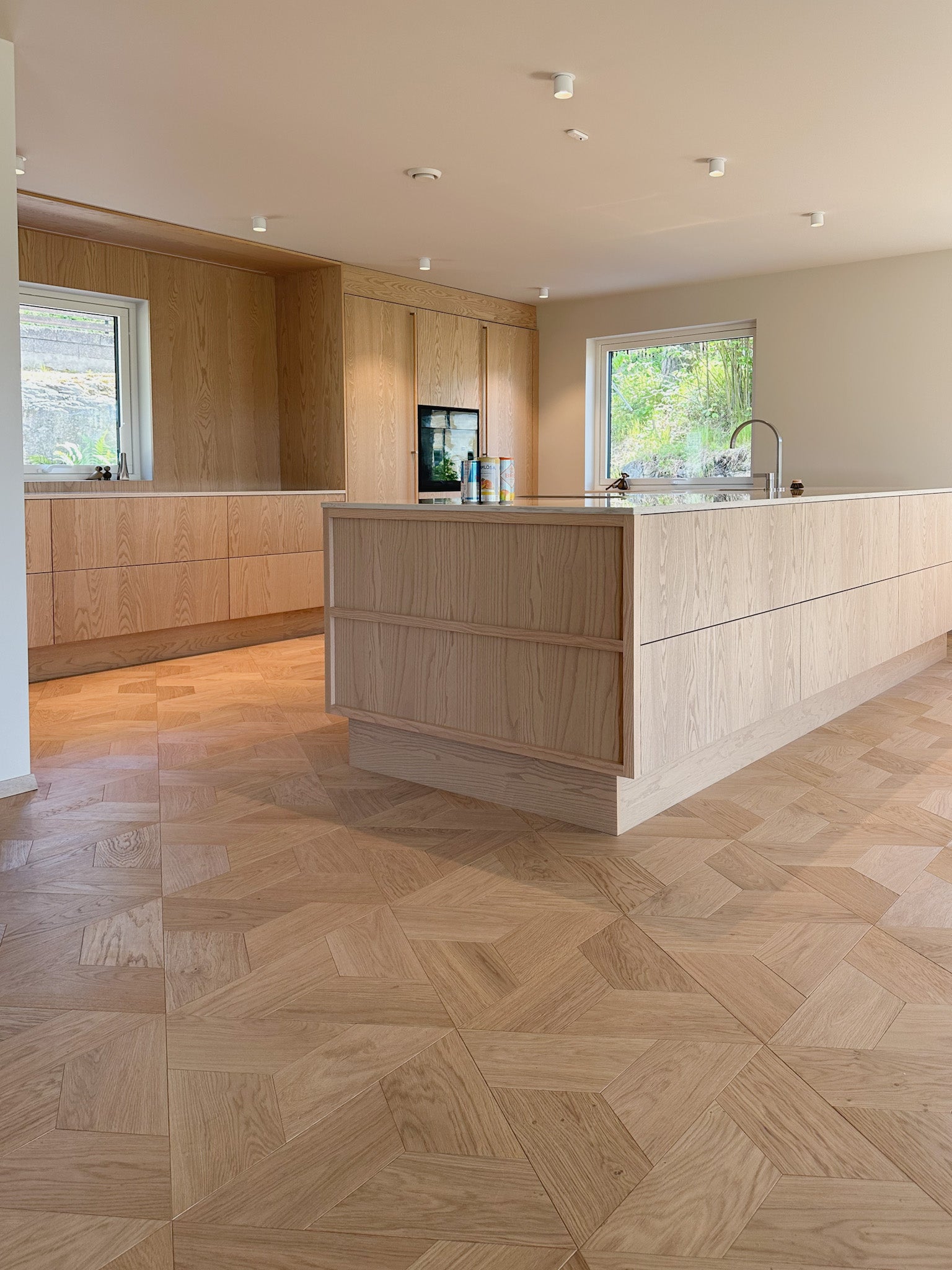 Kolmio eikeparkett på skandinavisk inspirert kjøkken