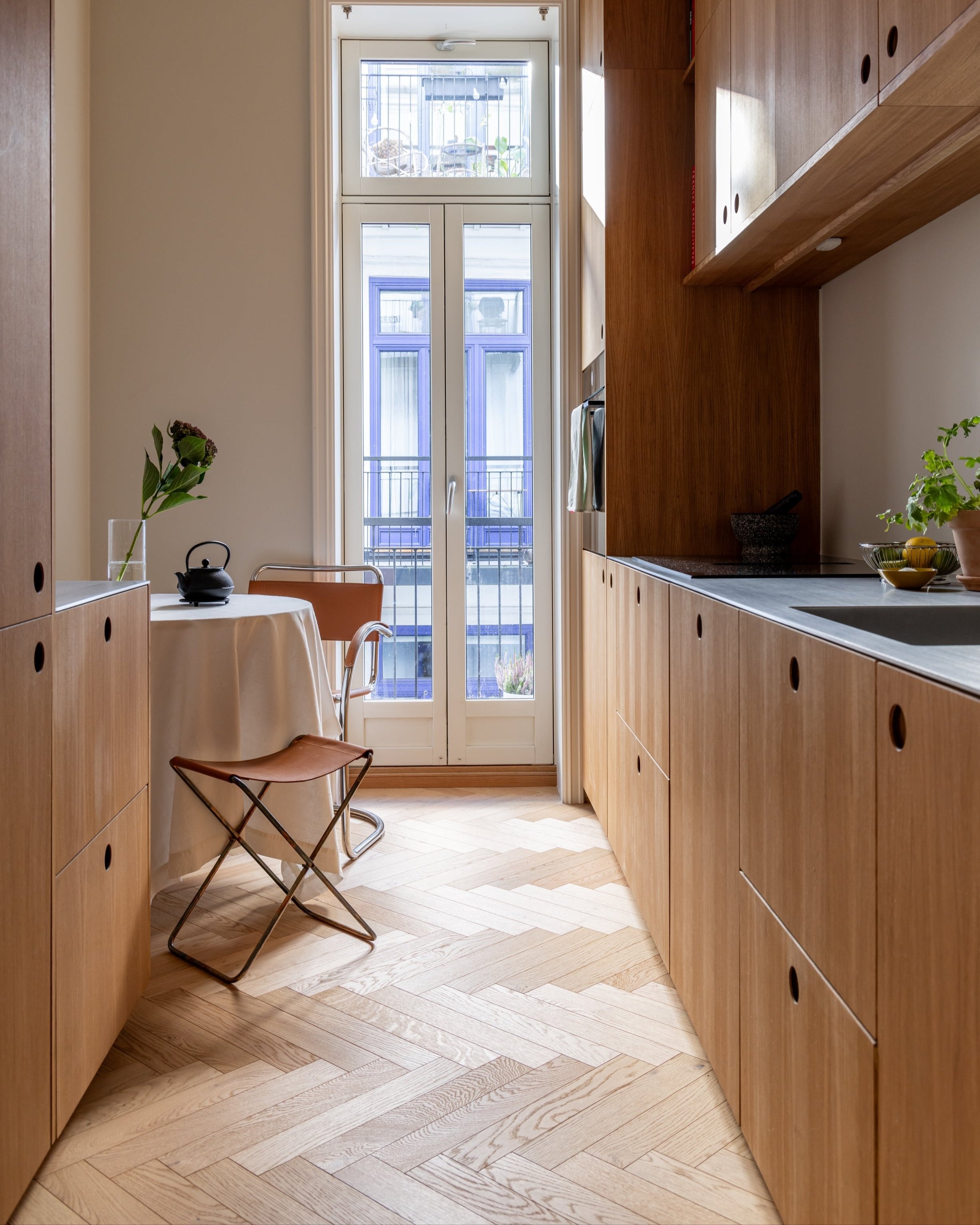 Fiskebensparkett i kjøkken med trefronter