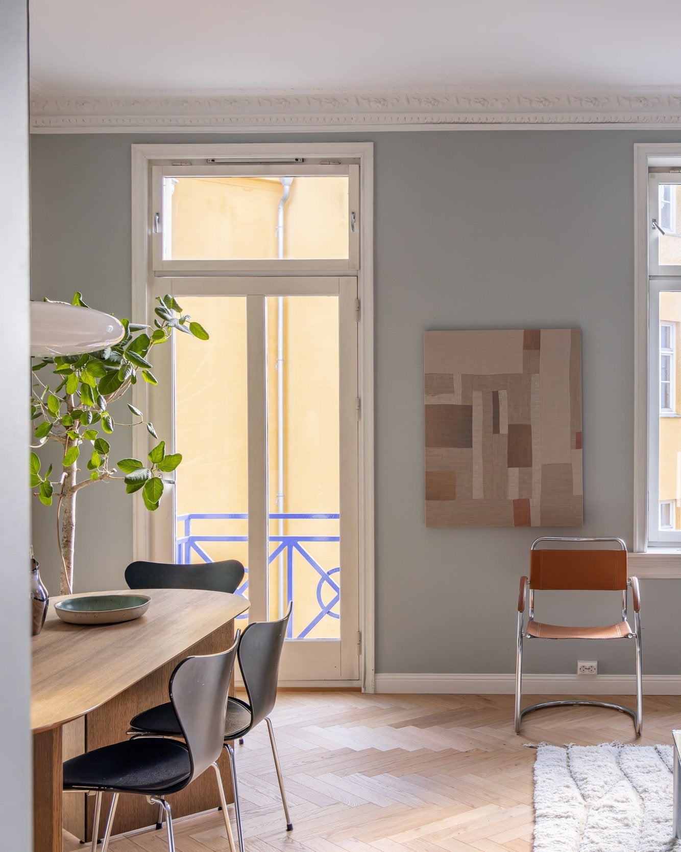 Lys fiskebensparkett i eik i klassisk leilighet