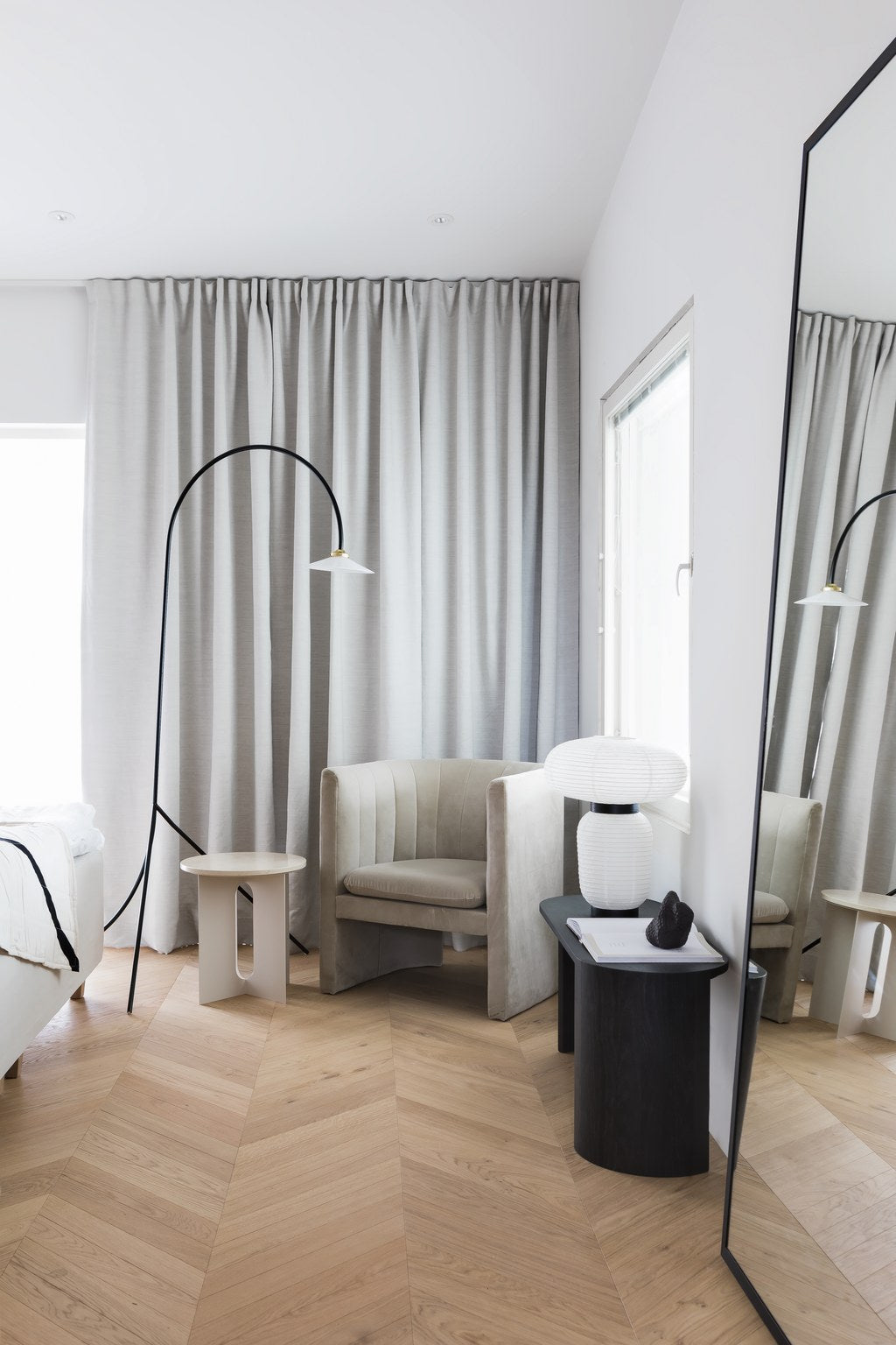 Lys fransk fiskebensparkett i soverom