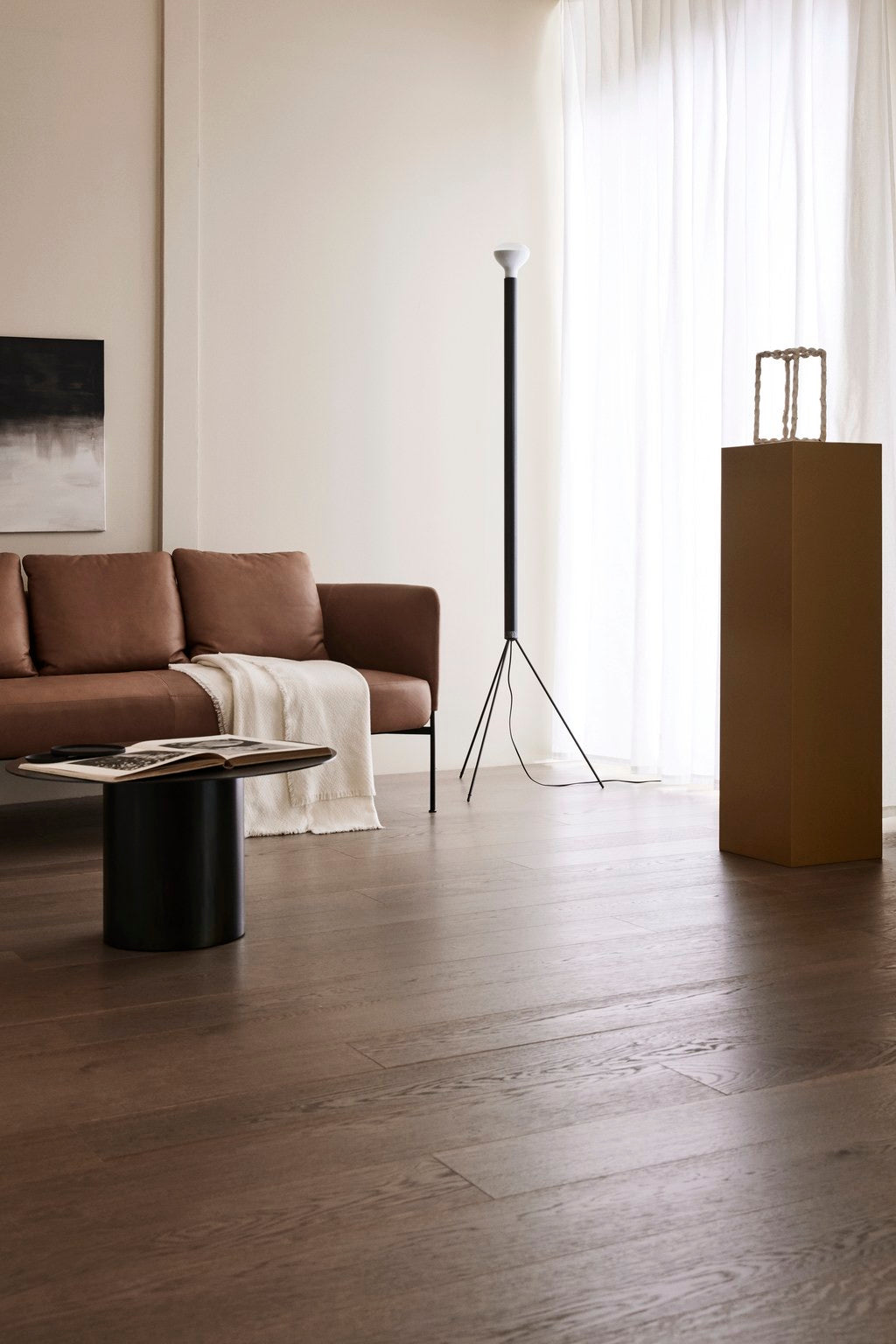 Mørk enstav eikeparkett i moderne stue