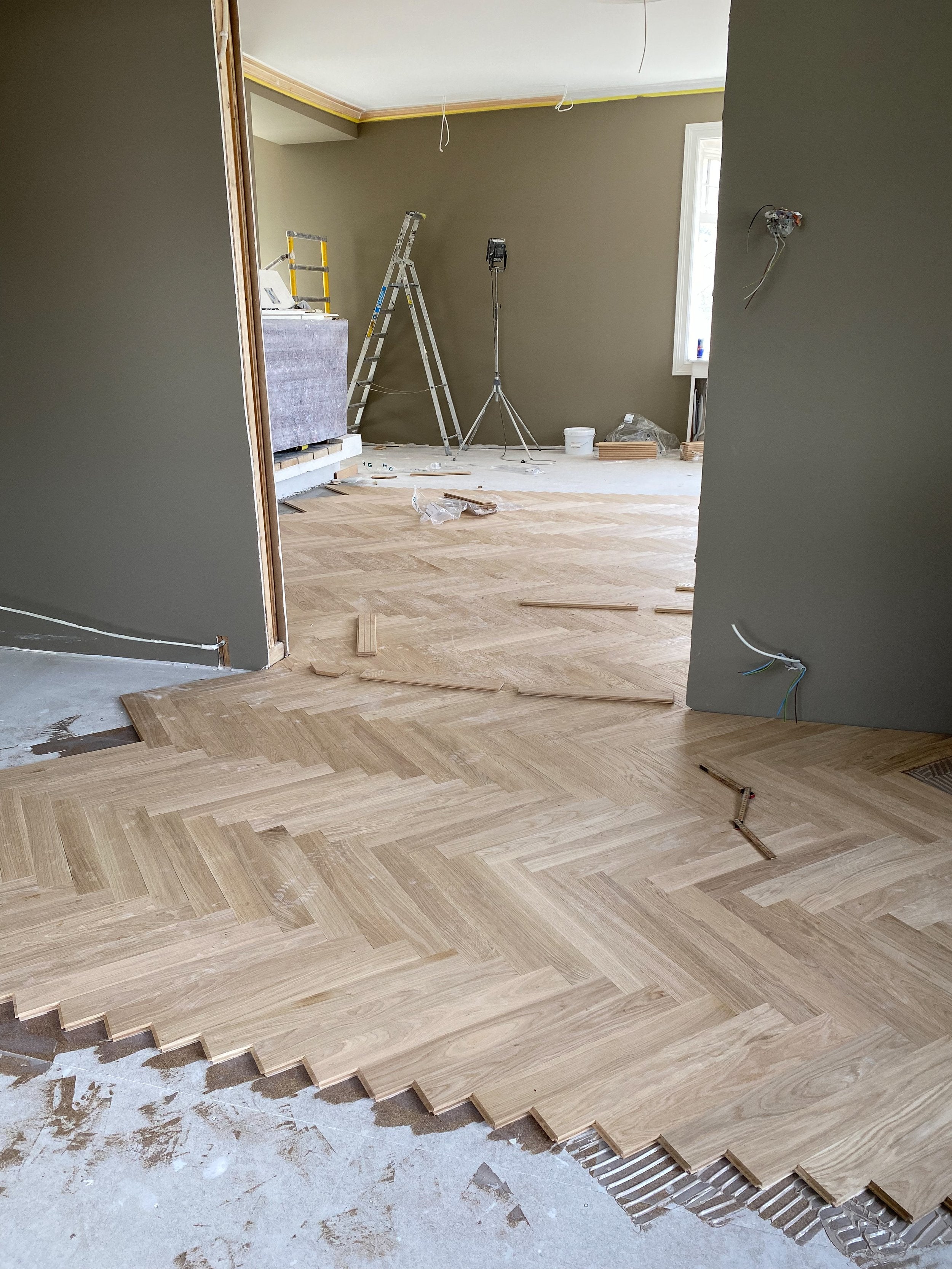 Fiskebensmønstret heltregulv i en klassisk villa